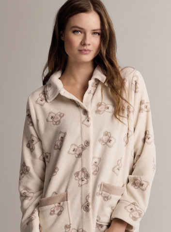 Shirt-collar button-up robe in soft, warm coral fleece with long-sleeve style with button fastening 2