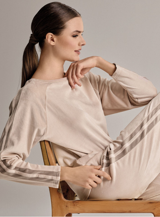 Tuta girocollo in velour morbido e luminoso con maglia a maniche lunghe e pantalone lungo palazzo