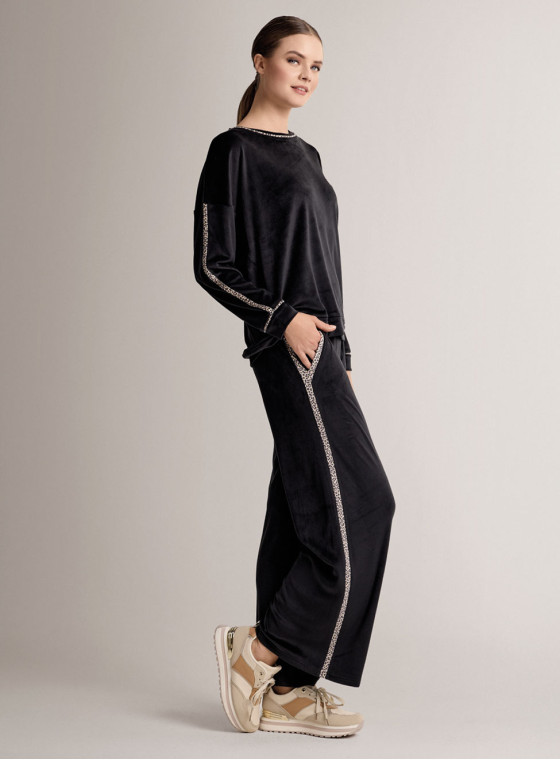 Tuta girocollo in velour morbido e luminoso con maglia a maniche lunghe e pantalone lungo palazzo