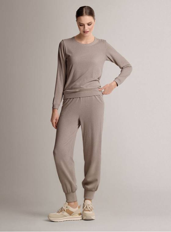 Round-neck loungesuit in soft and comfortable knit with long-sleeve top and long trousers with cuffs