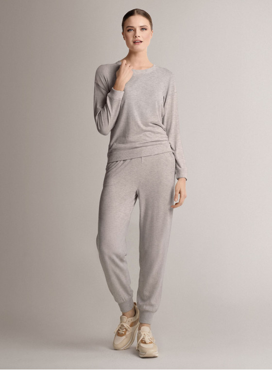 Round-neck loungesuit in soft and comfortable knit with long-sleeve top and long trousers with cuffs