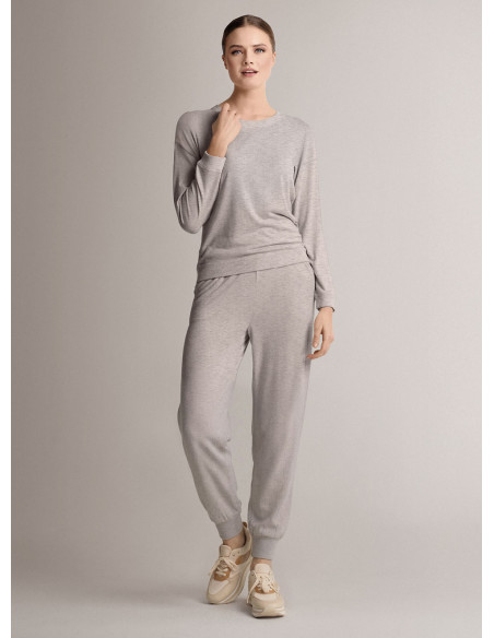 Round-neck loungesuit in soft and comfortable knit with long-sleeve top and long trousers with cuffs