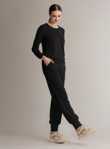 Tuta girocollo in maglia morbida e confortevole con maglia a maniche lunghe e pantalone lungo con polsi