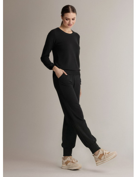 Round-neck loungesuit in soft and comfortable knit with long-sleeve top and long trousers with cuffs