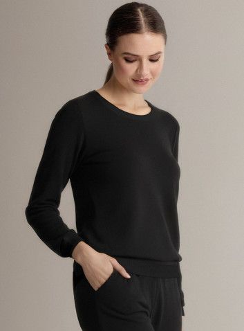 Round-neck loungesuit in soft and comfortable knit with long-sleeve top and long trousers with cuffs 2