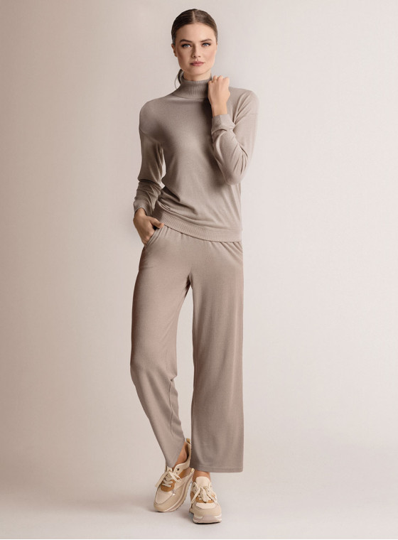 Tuta dolcevita in maglia morbida e confortevole con maglia a maniche lunghe e pantalone lungo dritto