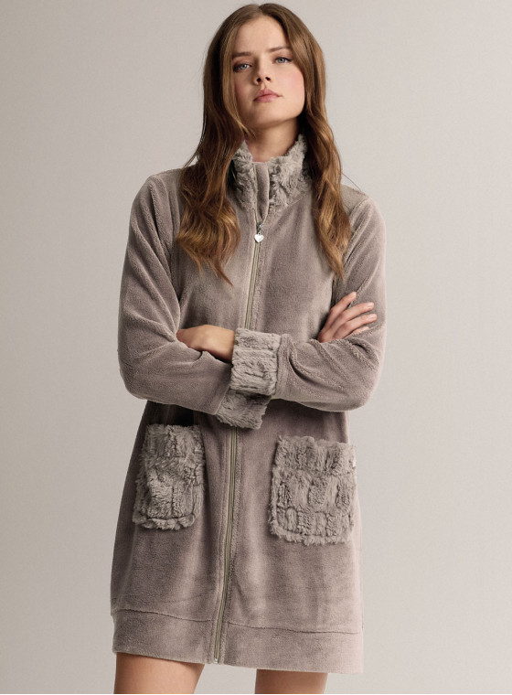 Full-zip robe in soft and cosy supersoft fabric with long-sleeve style with full-zip fastening